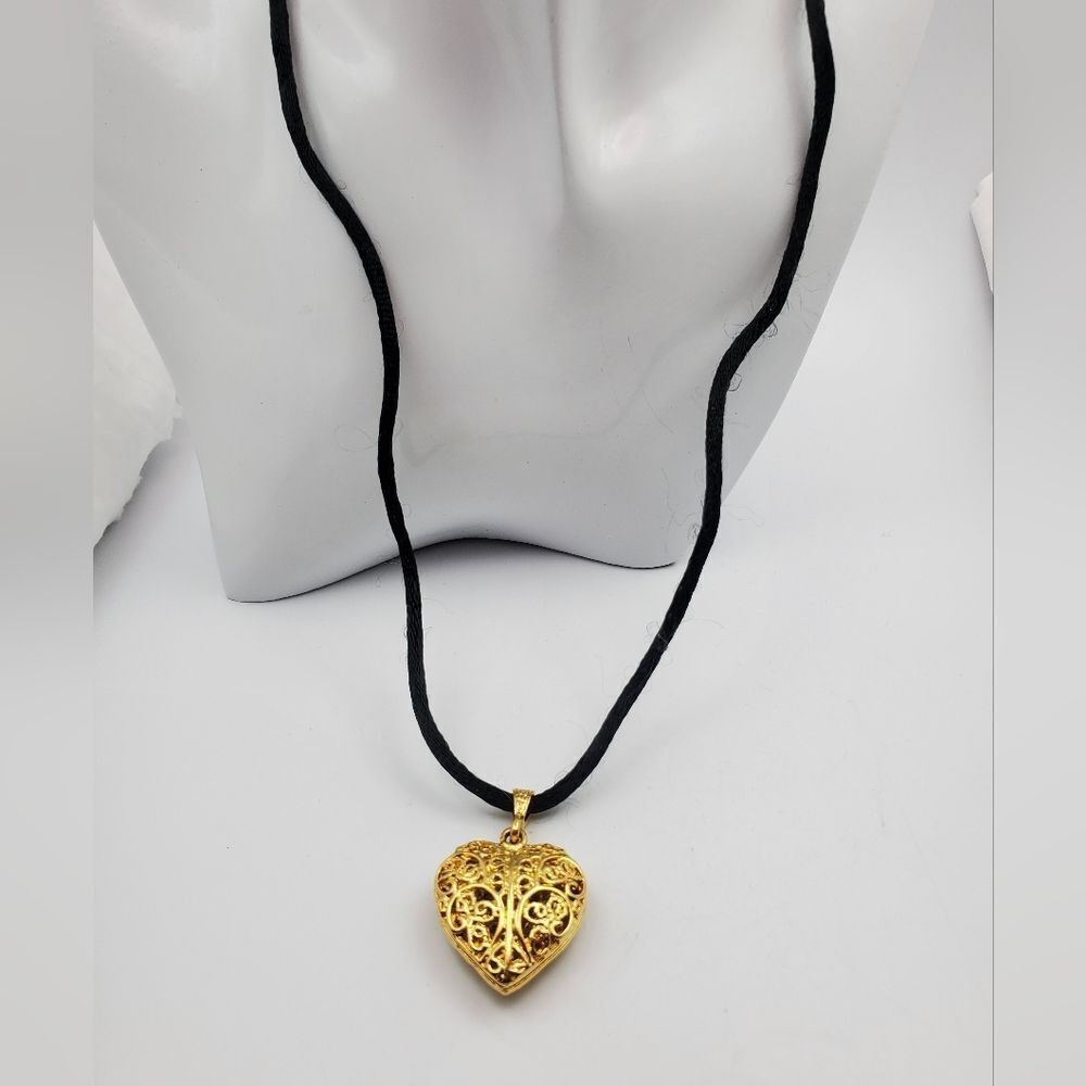 Ornate gold tone Victorian‎ heart necklace N1207